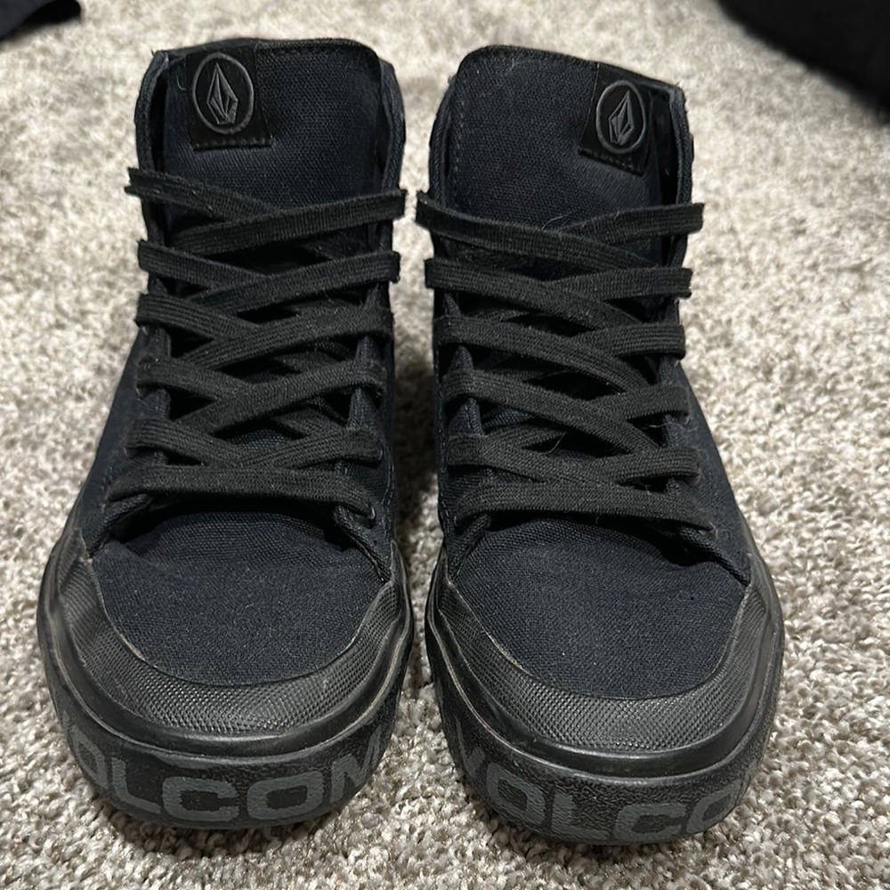 Volcom Black High-Top Sneakers Sleek Design